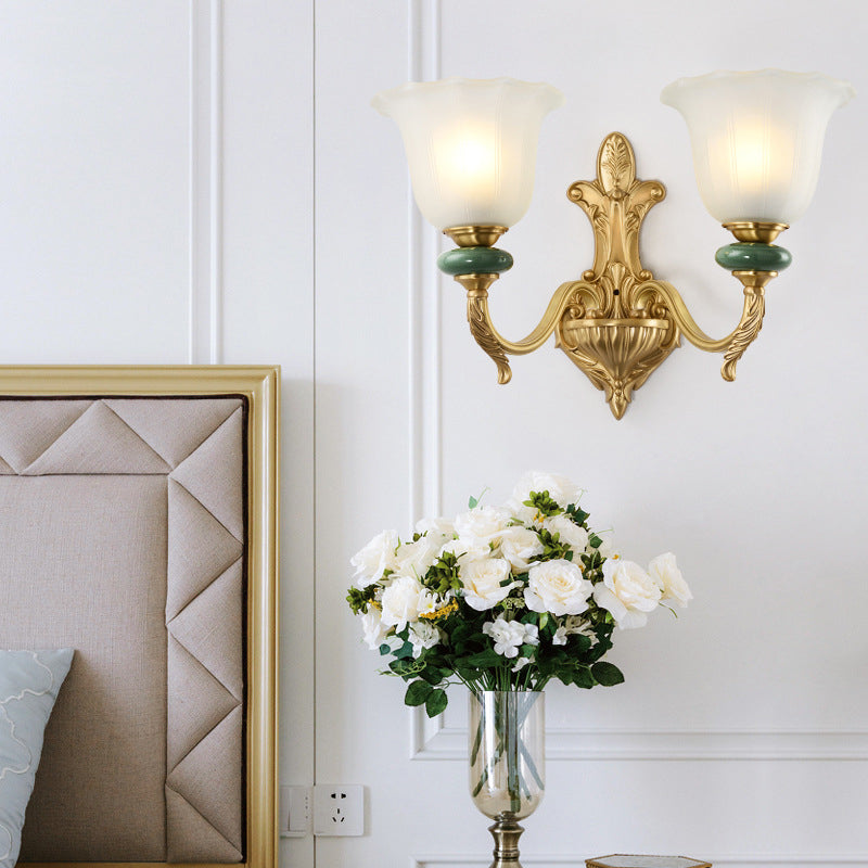 Skørter | 1/2-Head Bell Wall Lamp Vintage Style Opal Glass Wall Mount Lamp with Gold Curved Arm for Bedside