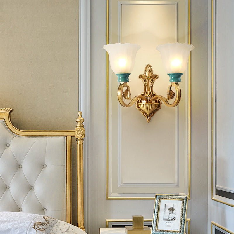 Skørter | Petal Shade Bedroom Wall Mount Lamp Vintage Stylish Frosted Glass 1/2-Bulb Gold Finish Wall Light