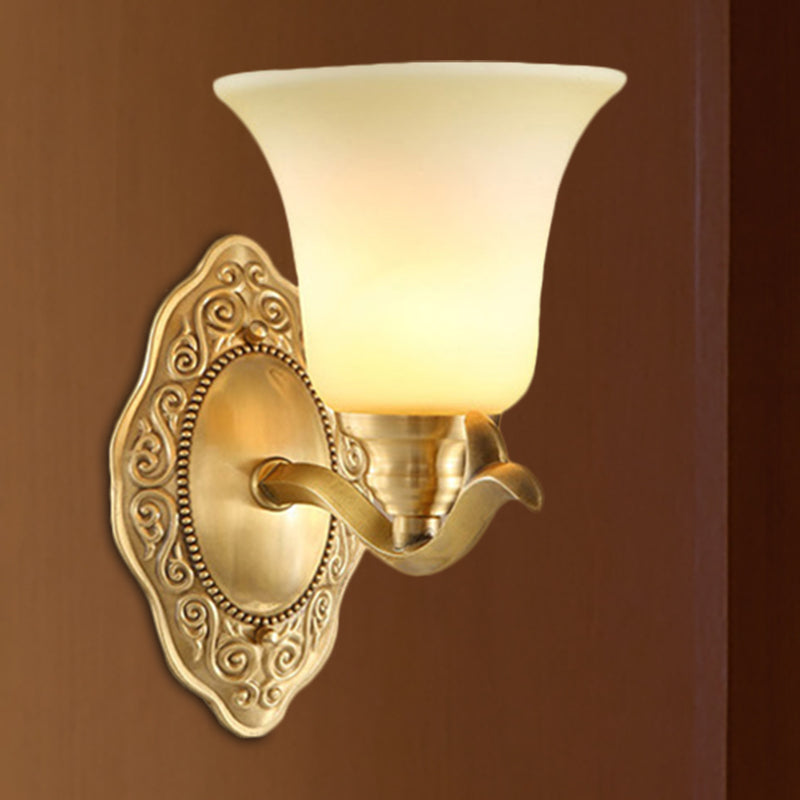 Skørter | Traditional bell-shaped wall lighting 1/2-light frosted glass wall lamp with gold metal arm