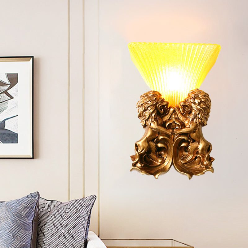 Skørter | Vintage Flared Wall Light 1 Light Yellow Ribbed Glass Wall Mounted Lamp with Brass Finish Harzlöwe