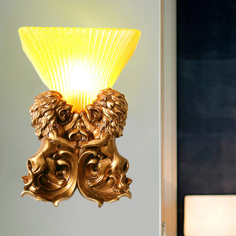 Skørter | Vintage Flared Wall Light 1 Light Yellow Ribbed Glass Wall Mounted Lamp with Brass Finish Harzlöwe