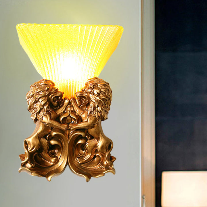 Skørter | Vintage Flared Wall Light 1 Light Yellow Ribbed Glass Wall Mounted Lamp with Brass Finish Harzlöwe