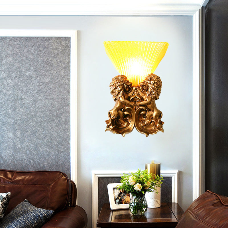 Skørter | Vintage Flared Wall Light 1 Light Yellow Ribbed Glass Wall Mounted Lamp with Brass Finish Harzlöwe