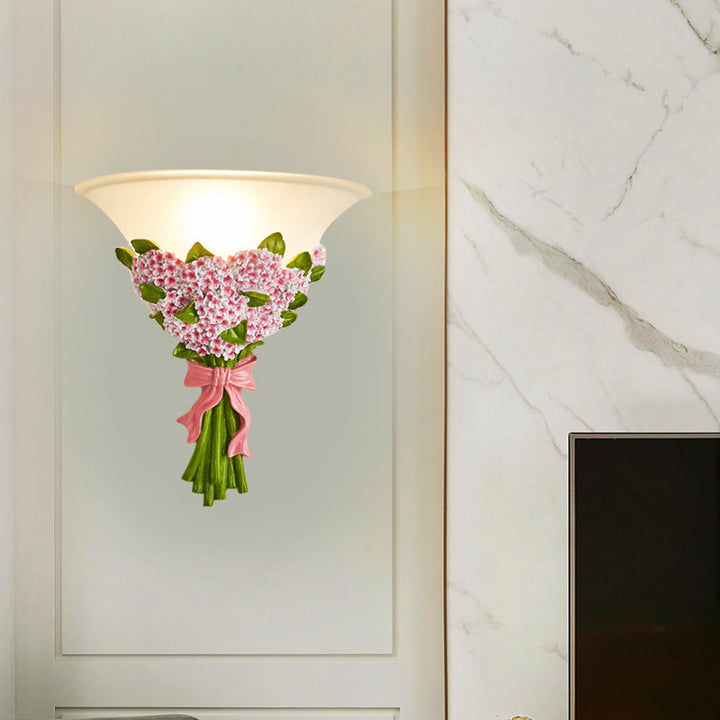 Skørter | 1-Head Frosted Glass Wall Light Modern White Slim Wall Lamp with Yellow/Pink Gypsophila Flower Arrangement Element