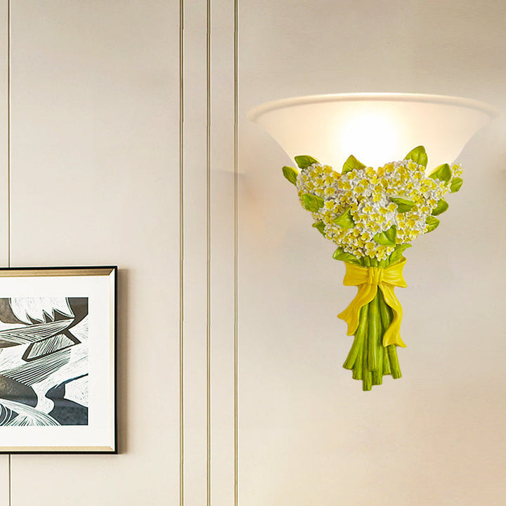 Skørter | 1-Head Frosted Glass Wall Light Modern White Slim Wall Lamp with Yellow/Pink Gypsophila Flower Arrangement Element