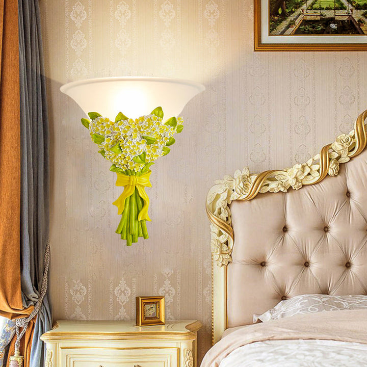 Skørter | 1-Head Frosted Glass Wall Light Modern White Slim Wall Lamp with Yellow/Pink Gypsophila Flower Arrangement Element