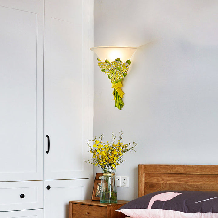 Skørter | 1-Head Frosted Glass Wall Light Modern White Slim Wall Lamp with Yellow/Pink Gypsophila Flower Arrangement Element
