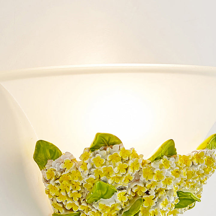 Skørter | 1-Head Frosted Glass Wall Light Modern White Slim Wall Lamp with Yellow/Pink Gypsophila Flower Arrangement Element