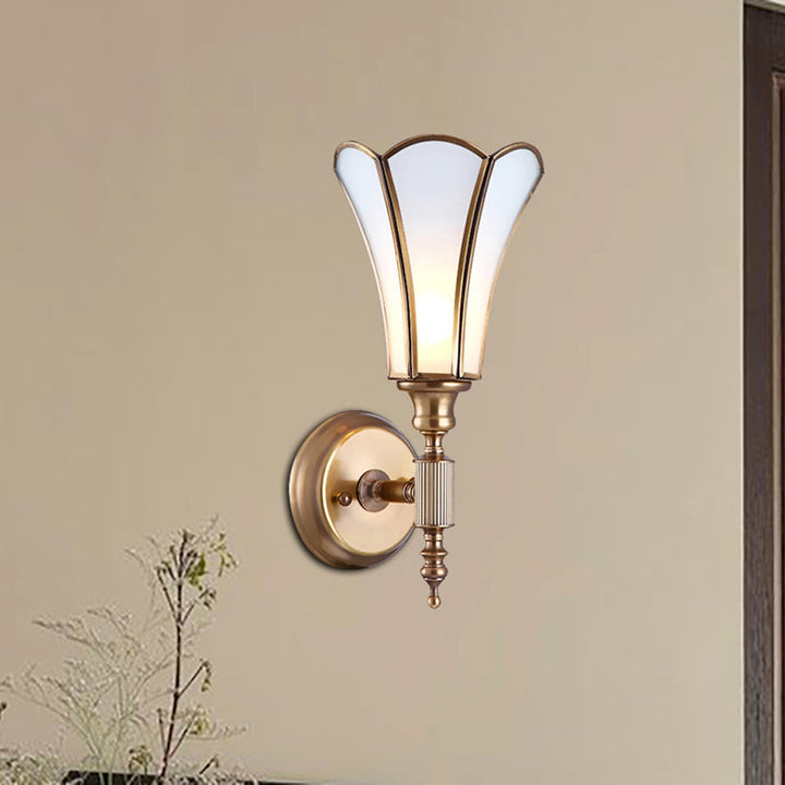 Skørter | Brass 1-Light Wall Sconce Traditional Metal Flower Wall Mounted Lamp with Milk Phase Glass Shade