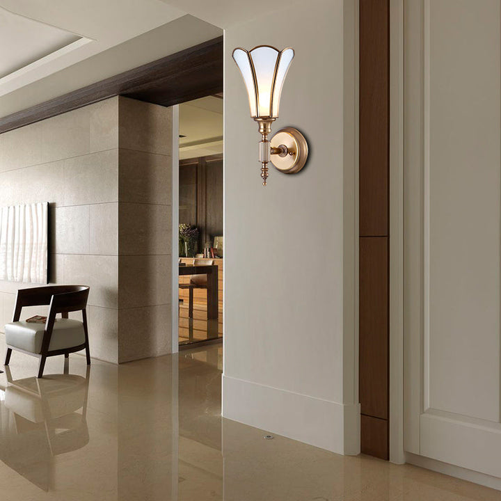 Skørter | Brass 1-Light Wall Sconce Traditional Metal Flower Wall Mounted Lamp with Milk Phase Glass Shade