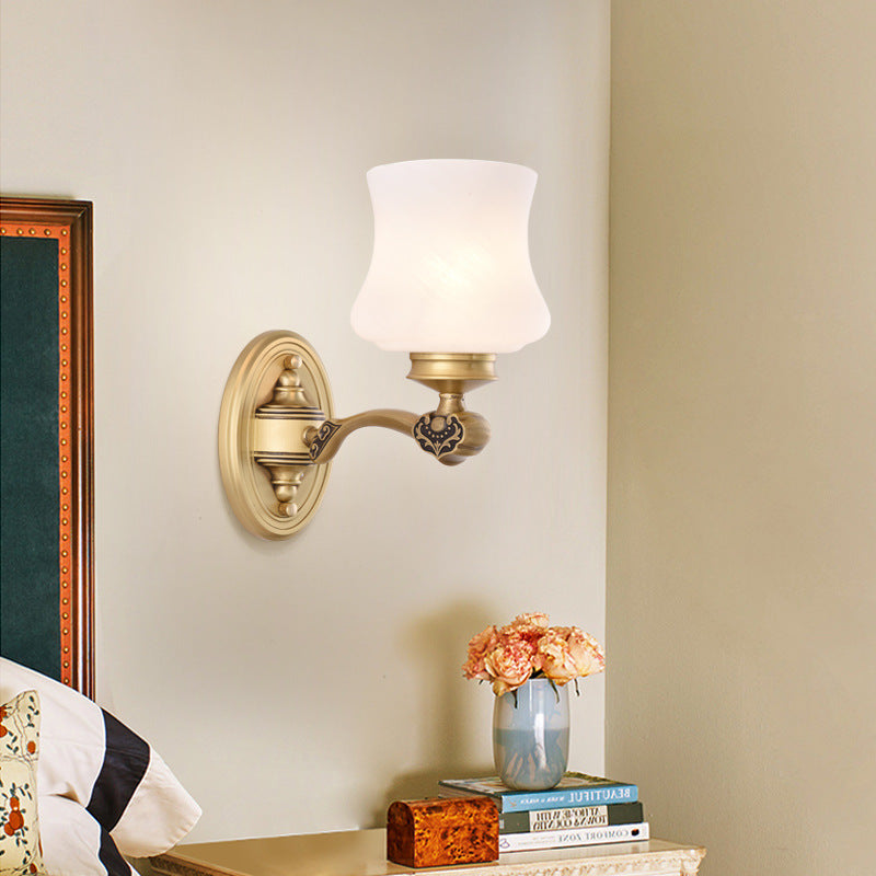 Skørter | 1/2-head Wall Mount Lighting Vintage Style Bell Shade White Glass Wall Lamp in Brass for the Living Room