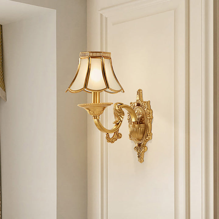 Skørter | Traditional Scallop Wall Lamp 1/2-Ball Metal Lighting Fixture in Brass for Living Room