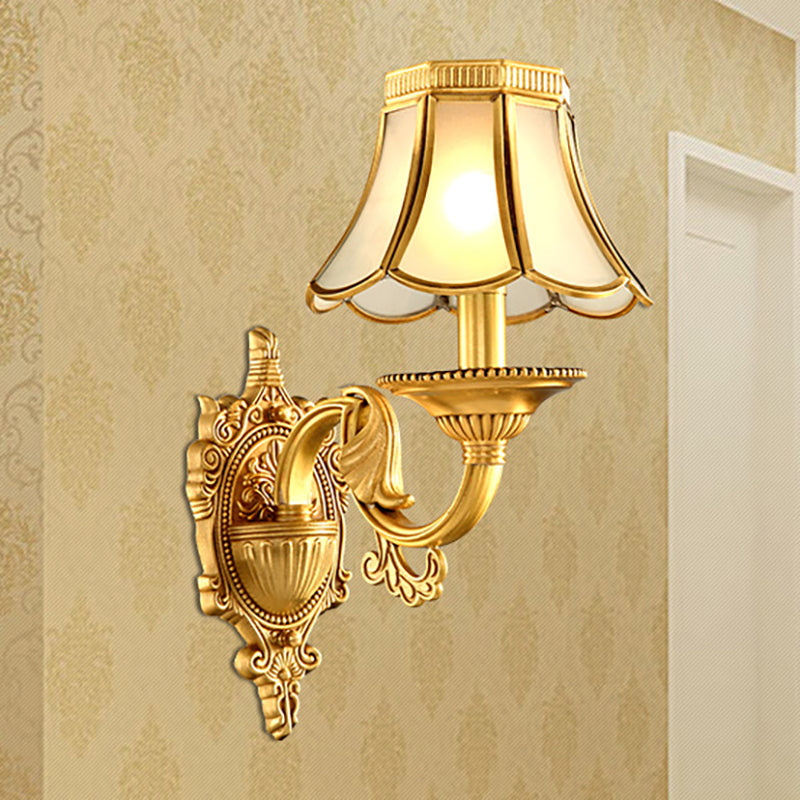 Skørter | Traditional Scallop Wall Lamp 1/2-Ball Metal Lighting Fixture in Brass for Living Room