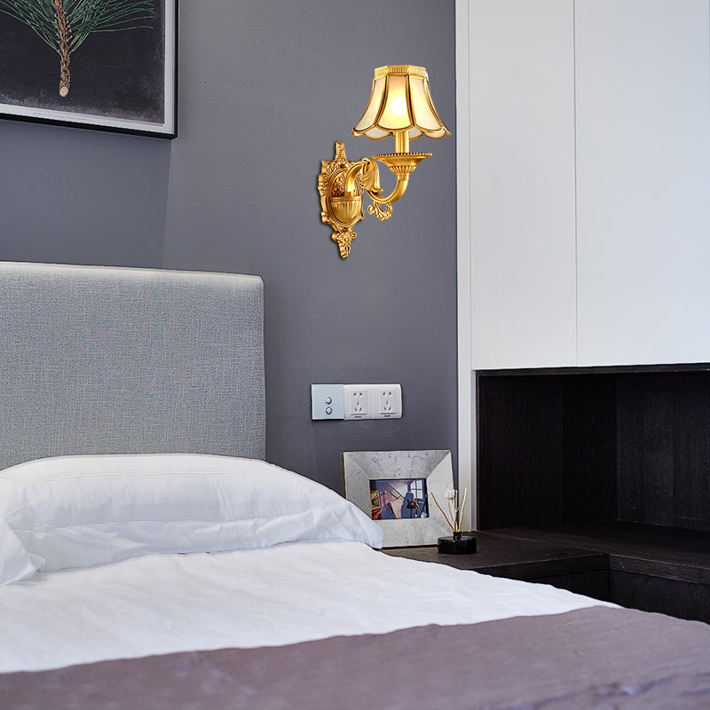 Skørter | Traditional Scallop Wall Lamp 1/2-Ball Metal Lighting Fixture in Brass for Living Room