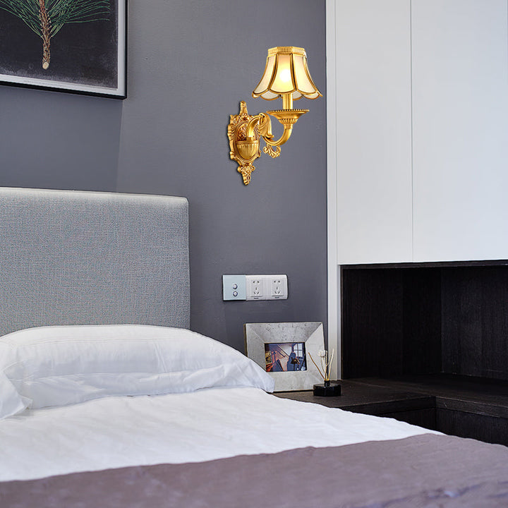 Skørter | Traditional Scallop Wall Lamp 1/2-Ball Metal Lighting Fixture in Brass for Living Room