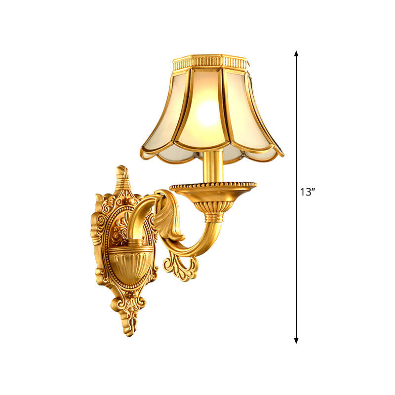 Skørter | Traditional Scallop Wall Lamp 1/2-Ball Metal Lighting Fixture in Brass for Living Room