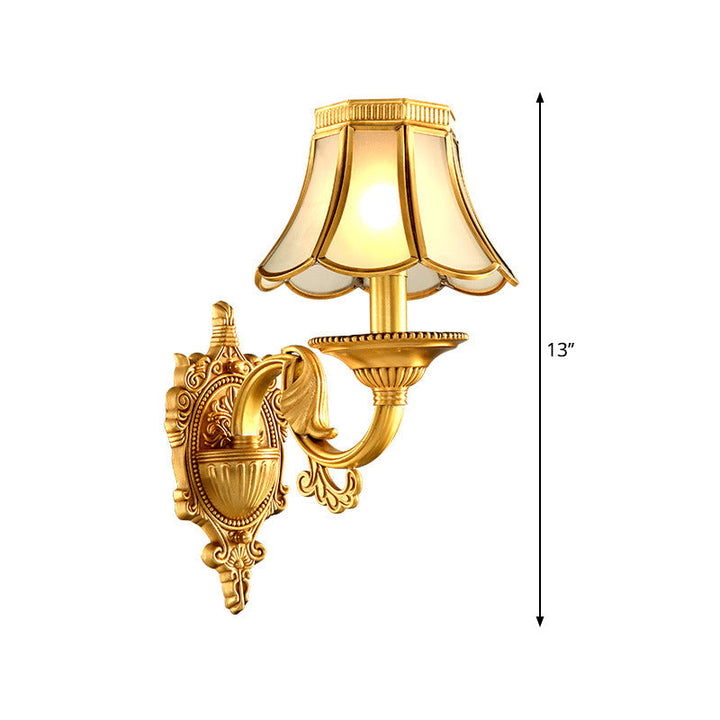 Skørter | Traditional Scallop Wall Lamp 1/2-Ball Metal Lighting Fixture in Brass for Living Room