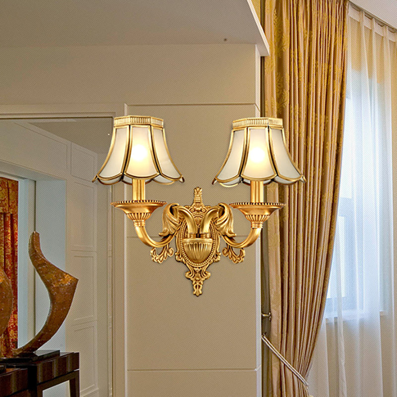 Skørter | Traditional Scallop Wall Lamp 1/2-Ball Metal Lighting Fixture in Brass for Living Room