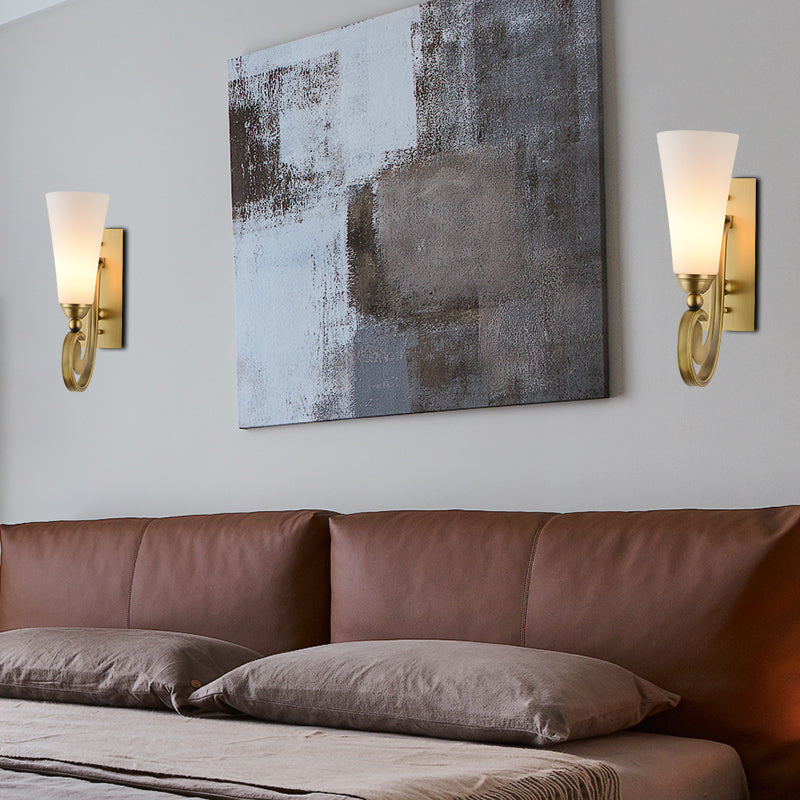 Skørter | 1 Head Stripped Wall Mount Lighting Modernism Style Matt Glass Wall Lamp with Golden Curved Arm