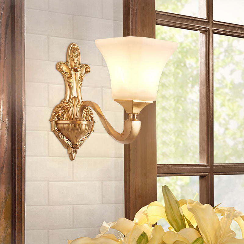 Skørter | 1/2-Pear Wall Lights Fixture Traditional Style Bell Shade Matte Glass Wall Mount Light in Brass
