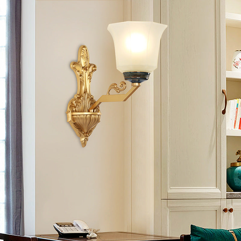 Skørter | 1/2-Light Wall Lamp with Expanding Shade Opal Glass Vintage Style Bed Lamp Wall Fixture in Brass