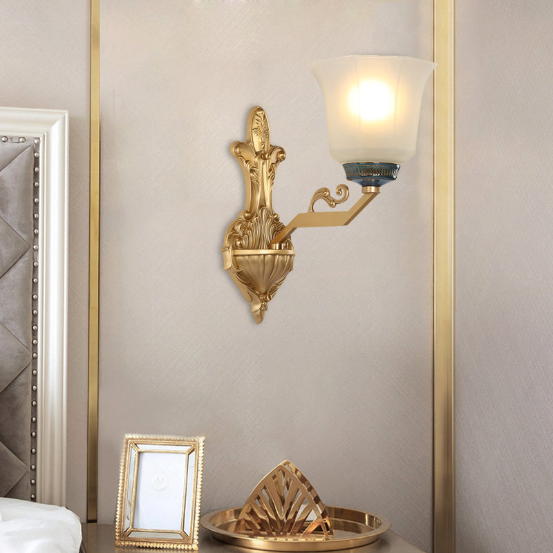Skørter | 1/2-Light Wall Lamp with Expanding Shade Opal Glass Vintage Style Bed Lamp Wall Fixture in Brass