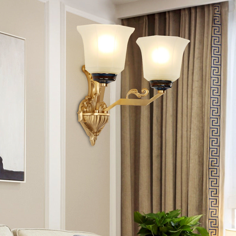 Skørter | 1/2-Light Wall Lamp with Expanding Shade Opal Glass Vintage Style Bed Lamp Wall Fixture in Brass