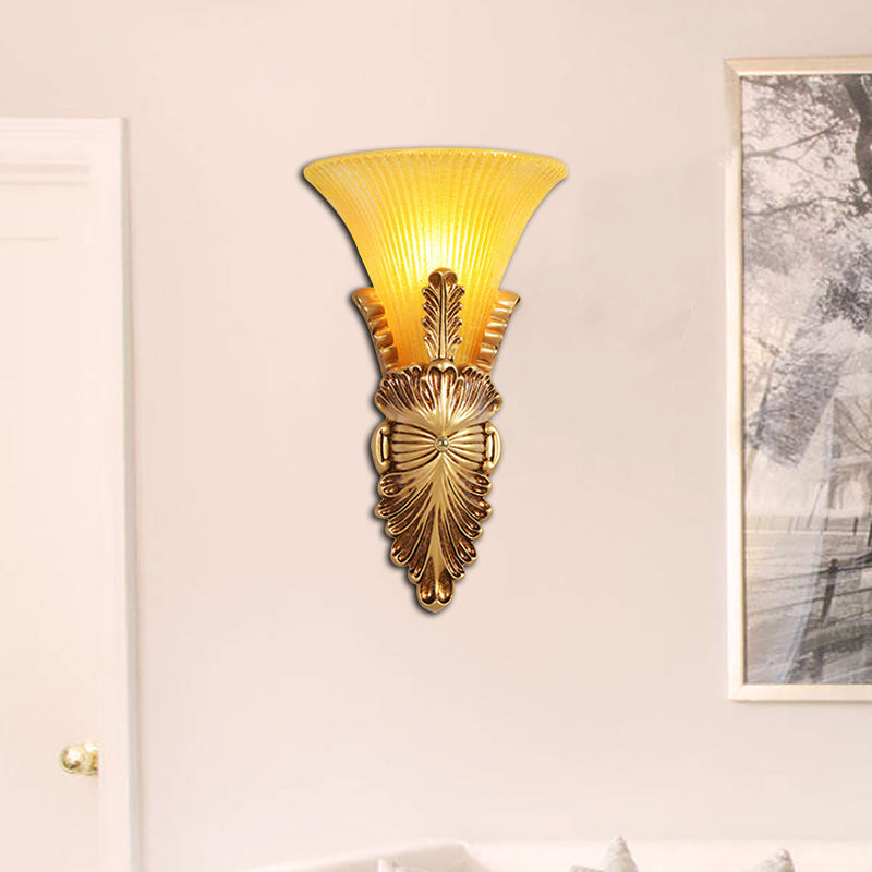 Skørter | 1 head wall lamp with bell shade yellow glass and resin lodge style bedroom wall sconce in gold