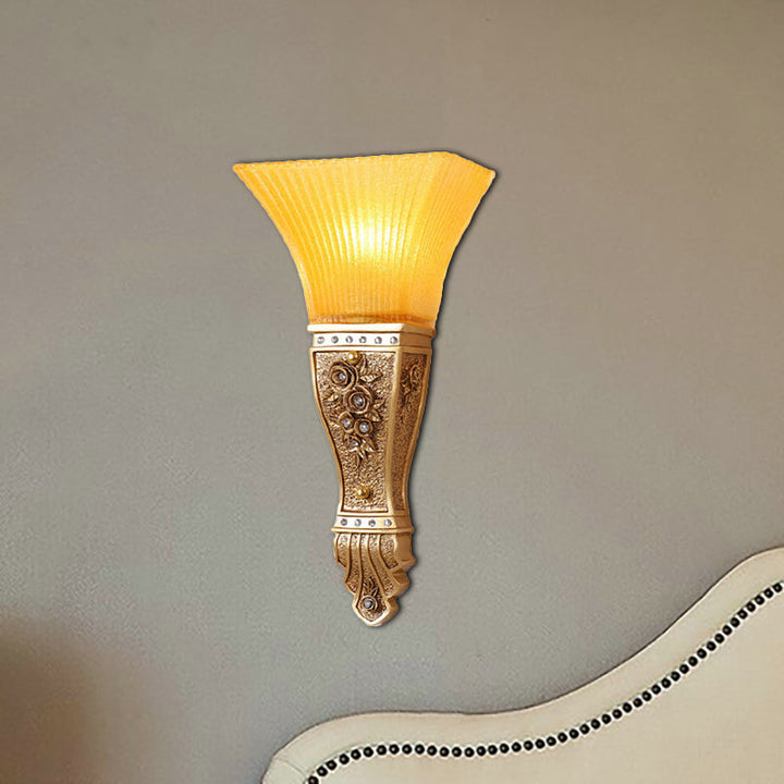 Skørter | 1 Wall Lamp Modern Style Expanse Shade Yellow Glass and Resin Wall Mount Light in Gold/White