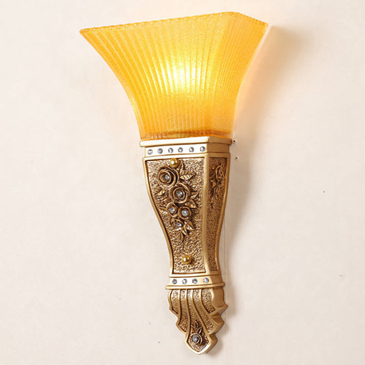 Skørter | 1 Wall Lamp Modern Style Expanse Shade Yellow Glass and Resin Wall Mount Light in Gold/White