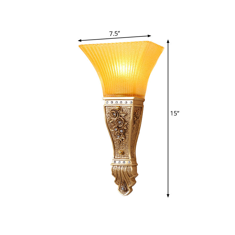 Skørter | 1 Wall Lamp Modern Style Expanse Shade Yellow Glass and Resin Wall Mount Light in Gold/White