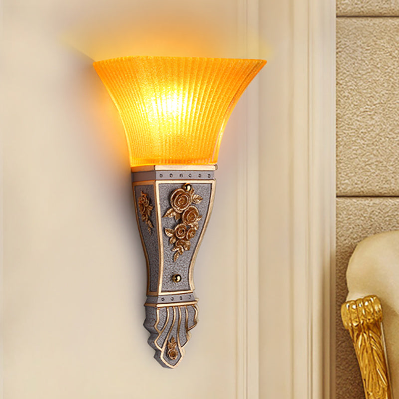 Skørter | 1 Wall Lamp Modern Style Expanse Shade Yellow Glass and Resin Wall Mount Light in Gold/White