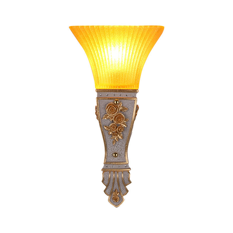 Skørter | 1 Wall Lamp Modern Style Expanse Shade Yellow Glass and Resin Wall Mount Light in Gold/White