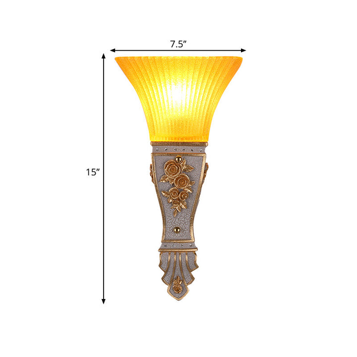 Skørter | 1 Wall Lamp Modern Style Expanse Shade Yellow Glass and Resin Wall Mount Light in Gold/White