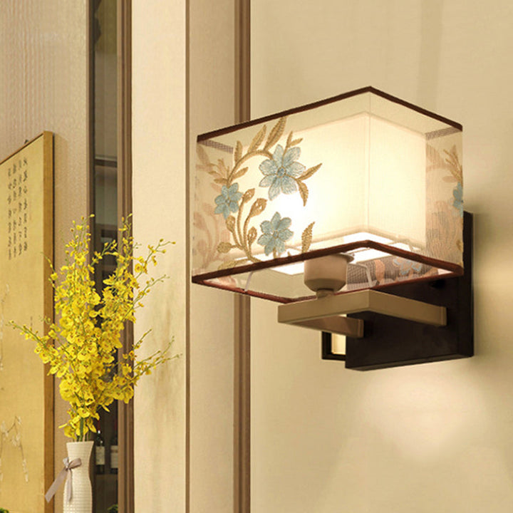 Skørter | White Rectangle Wall Lamp Classic Metal 1 Light Nightstand Wall Light with Floral Pattern