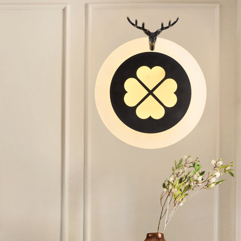 Skørter | Metal Circle Wall Lamp Traditional Living Room LED Wall Lighting Fixture in Brass/Black with Lucky Clover Pattern