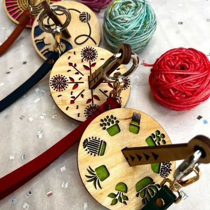 Lisslune | Wooden wrist yarn holder