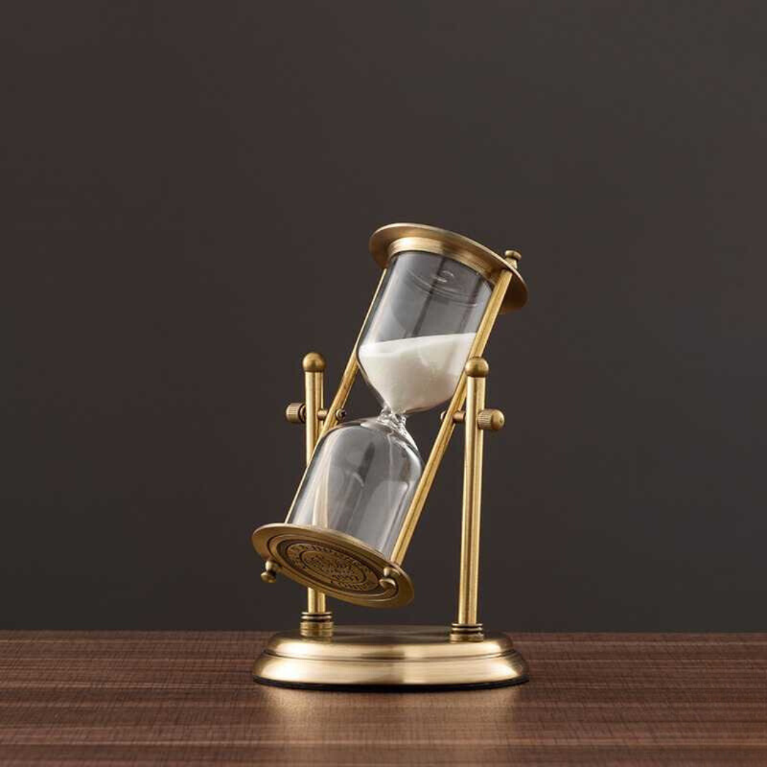 Lisslune | Antique hourglass made of brass with violet sand