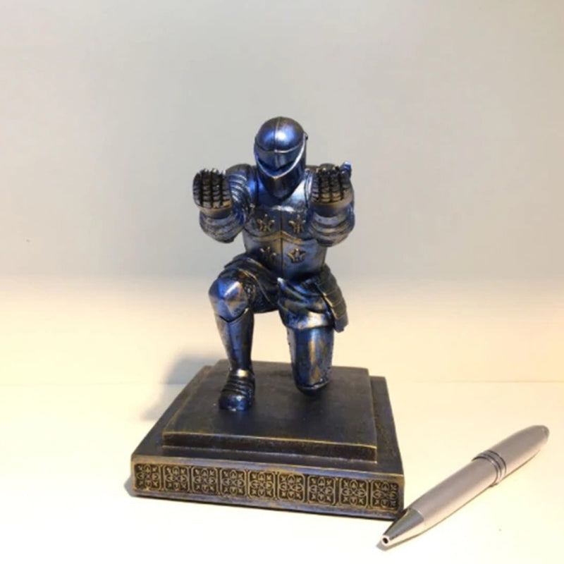 Lisslune | knight pen holder