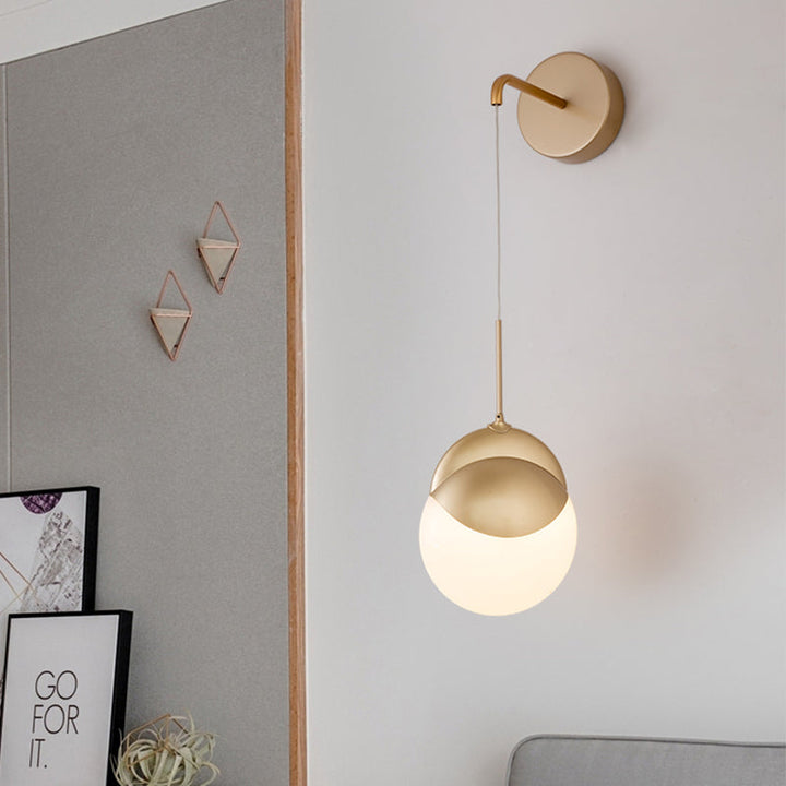 Skørter | 1 Bulb Living Room Wall Lamp Modern Gold Wall Light with Round Milk Glass Shade