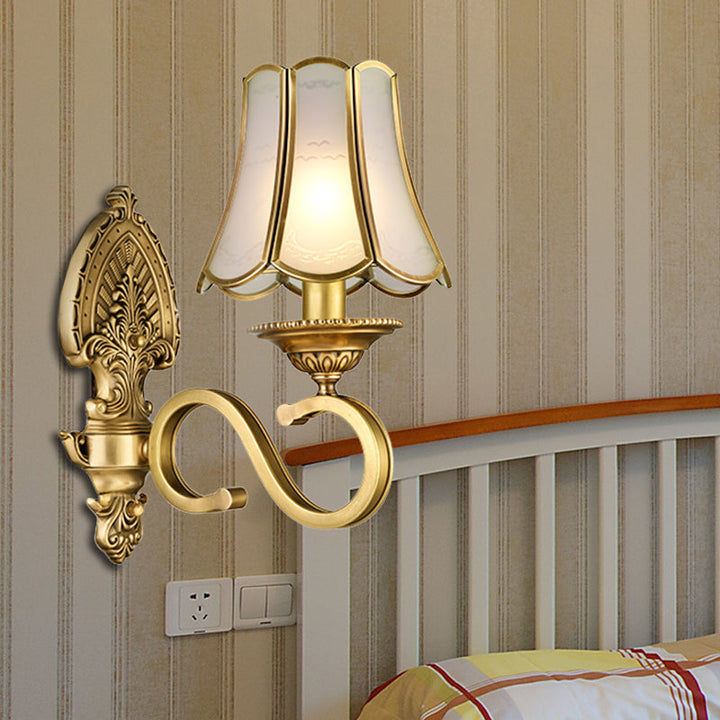 Skørter | Golden 1/2 heads wall lamp retro metal curved arm wall lighting with flared faceted glass shade
