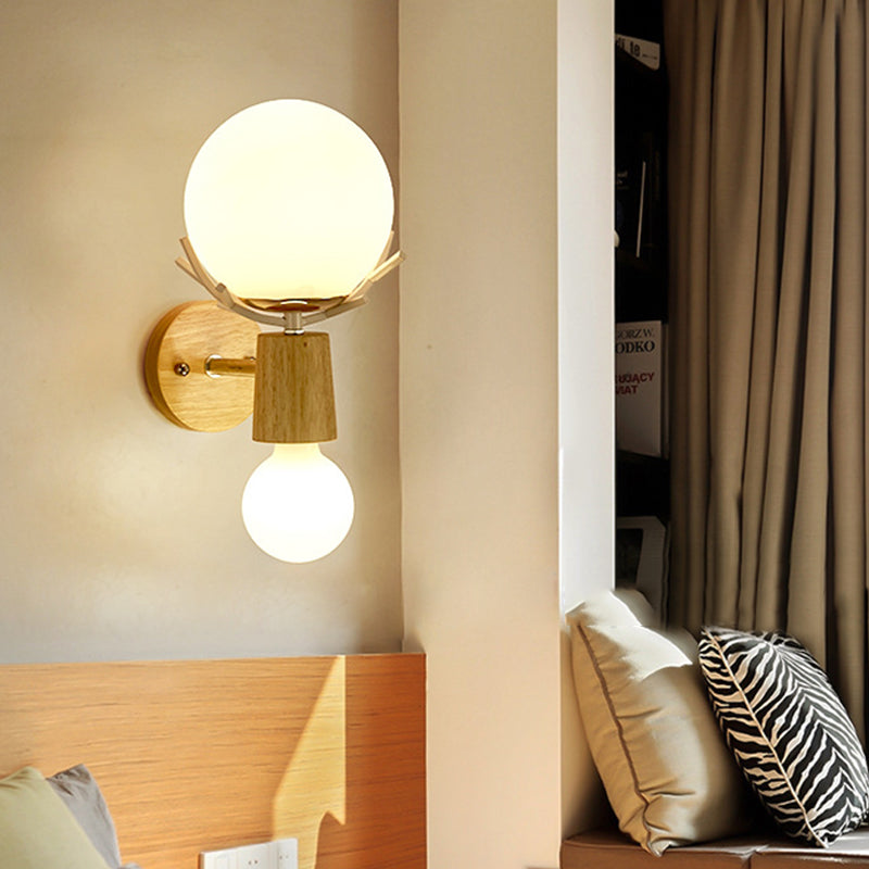Skørter | 2 Heads Nightstand Wall Lighting Modernist Wood Wall Lamp with Ball White Glass Shade