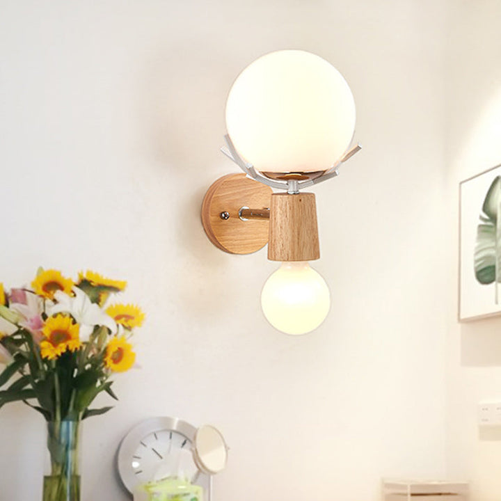 Skørter | 2 Heads Nightstand Wall Lighting Modernist Wood Wall Lamp with Ball White Glass Shade