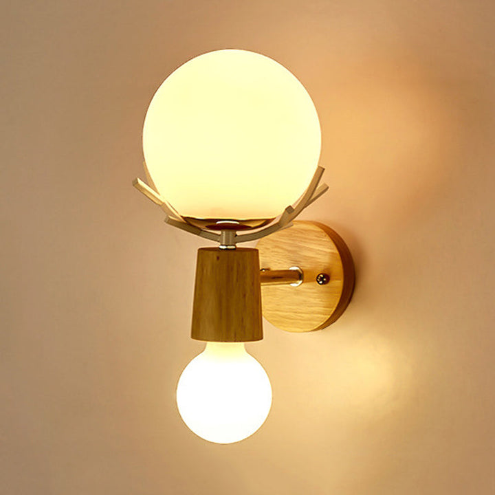 Skørter | 2 Heads Nightstand Wall Lighting Modernist Wood Wall Lamp with Ball White Glass Shade