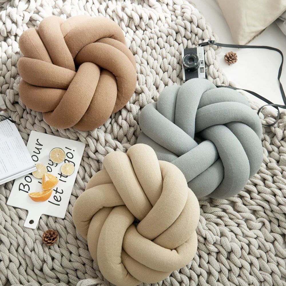 Lisslune | Puffy Pretzel Cushion