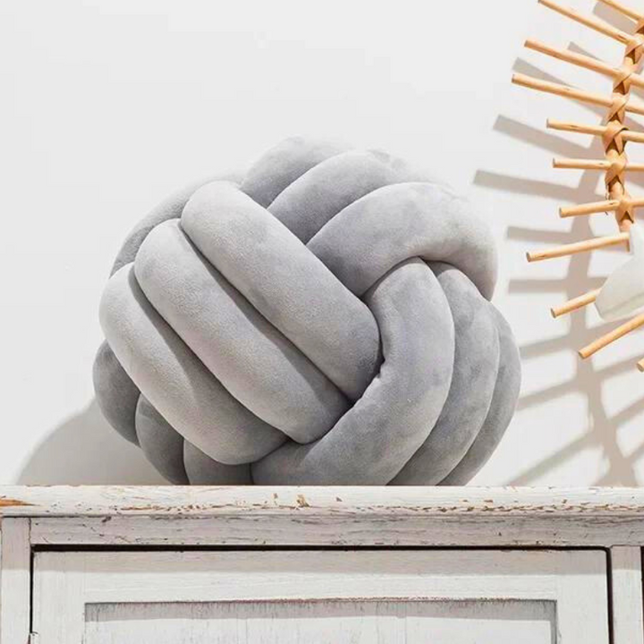 Lisslune | Scandinavian Knot Cushion made of Velvet