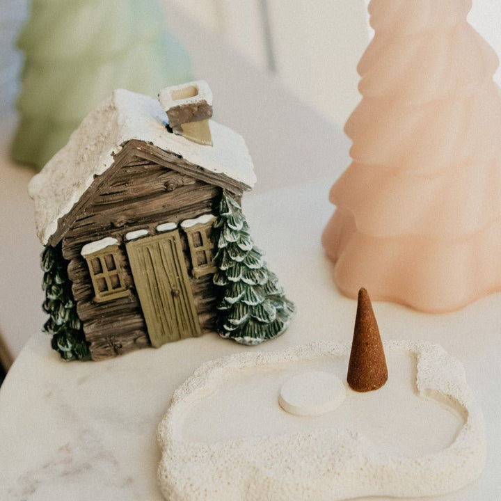 Lisslune | Log Cabin Snowy Winter Incense Cone Burner