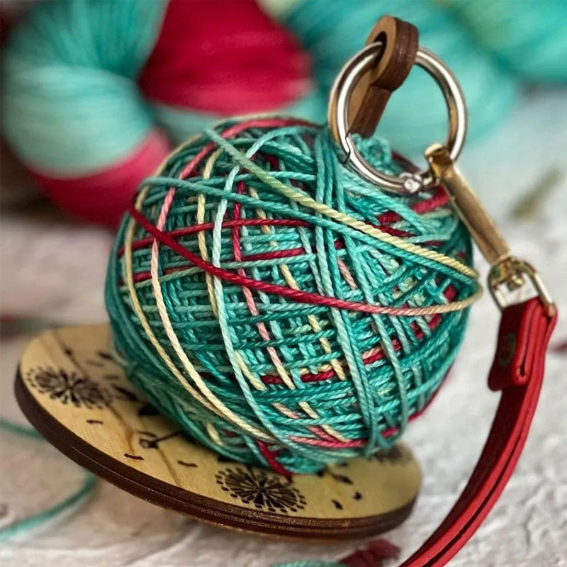 Lisslune | Wooden wrist yarn holder