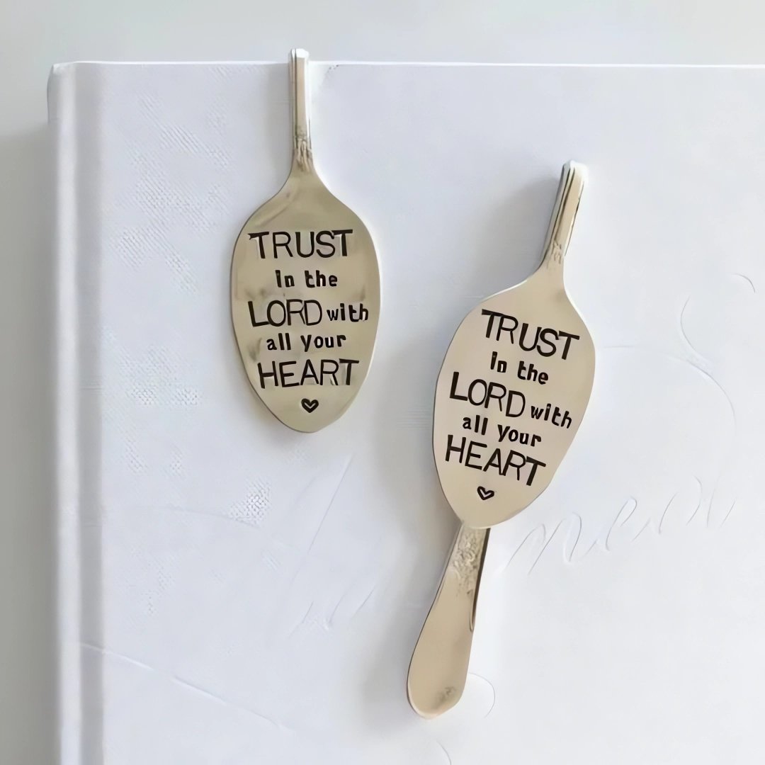 Lisslune | Funny Spoon Bookmark -the perfect gift for a bookworm