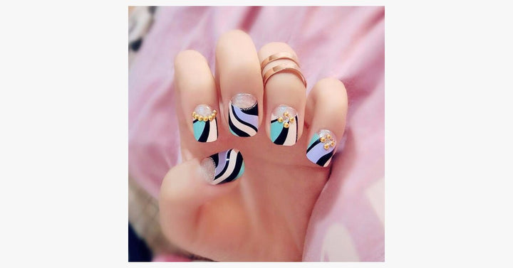 Lisslune | Double Striped Artificial Nails